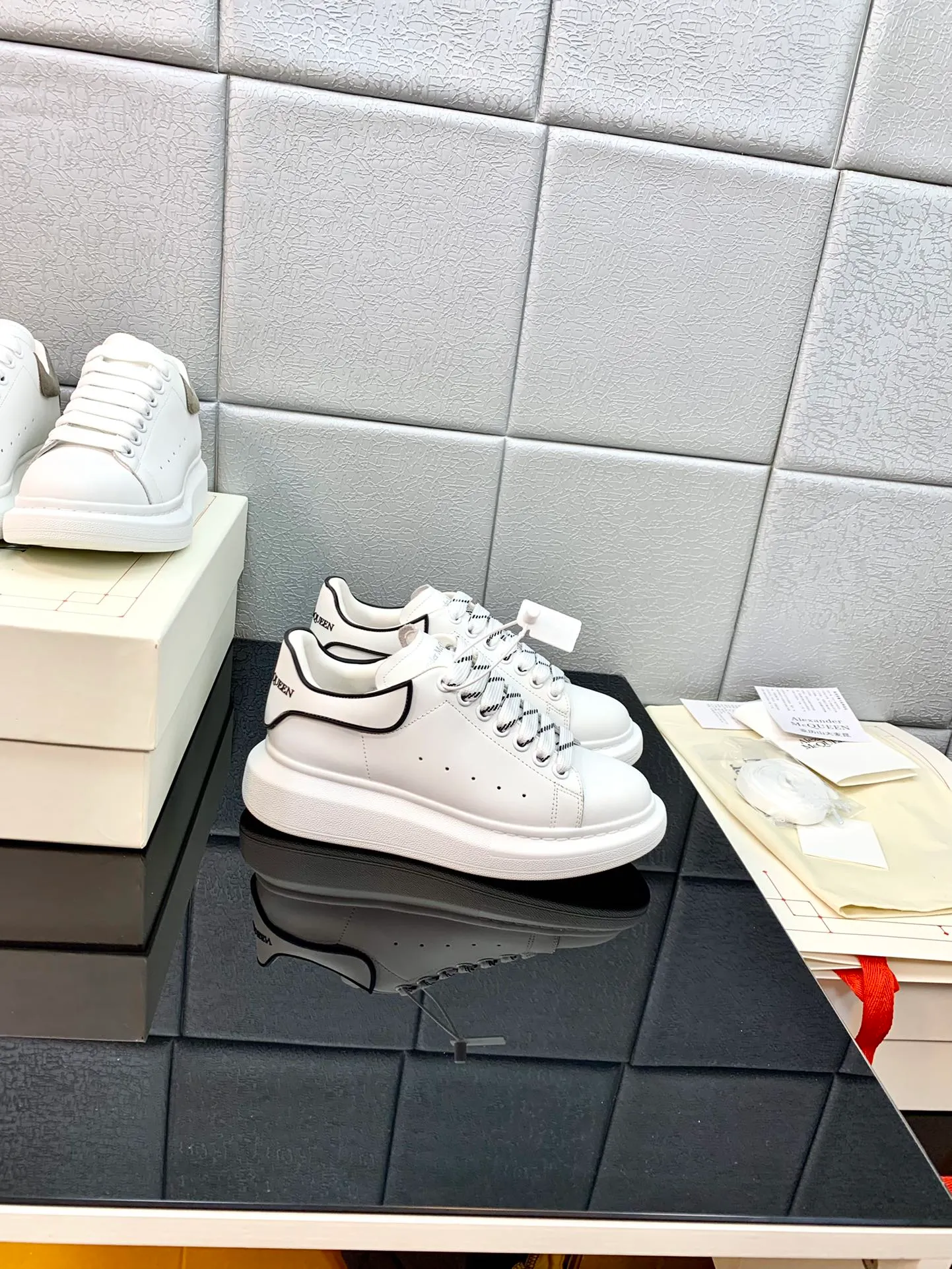 👟👟Ex-factory price 480👟👟 Women's Shoes Women's Clothing Women's Shoes Factory Women's Shoes Women's Clothes The latest McQueen white shoes original 1⃣: 1⃣ perfect reproduction ☑ Delivery of the latest counter full set of packaging 🎁Full range of colors and styles constantly updated🥳🥳 🔺Fabric: Customized original matte silk cowhide 🔺Inner lining: imported water-dyed sheepskin lining/original customized soft cowhide pad 🔺Feet: super clear high temperature air pressure logo➕soft latex pad 🔺Outsole: rubber T👟👟Ex-factory price U vacuum bottom/I👟👟Ex-factory price original foam bottom, thick bottom about 4cm